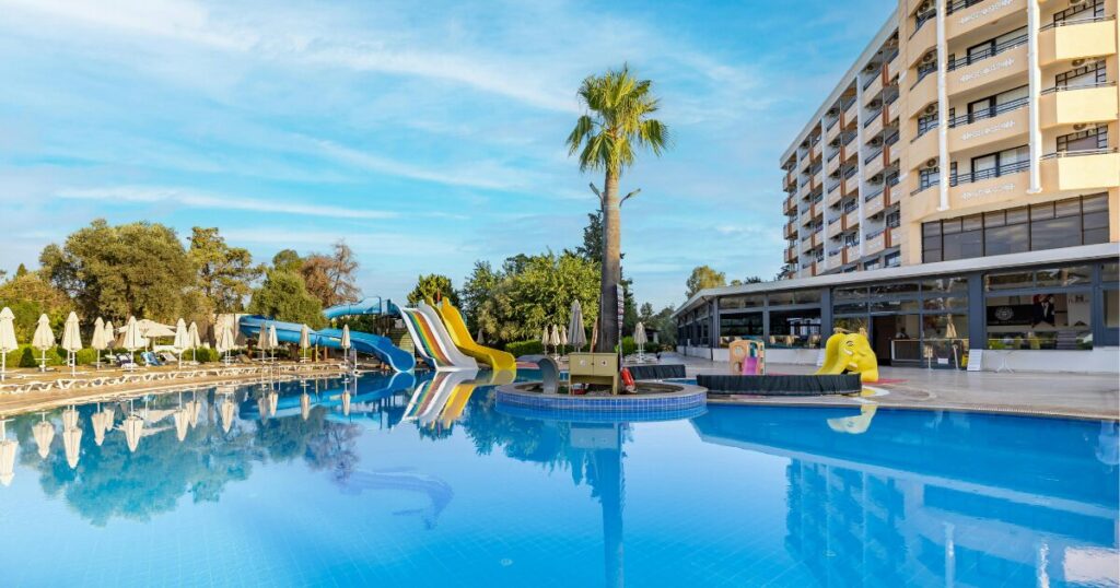 沖縄でウォータースライダーのあるホテル